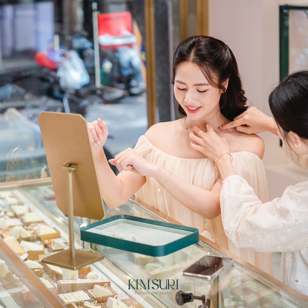 Diễn viên Việt Hoa đồng hành cùng Kim Suri trong những thiết kế vàng 10K