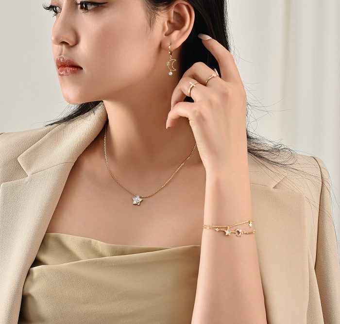 Lắc tay Vàng 10K hoạ tiết Louis Vuitton thời thượng - SB23S014Y - Image 5