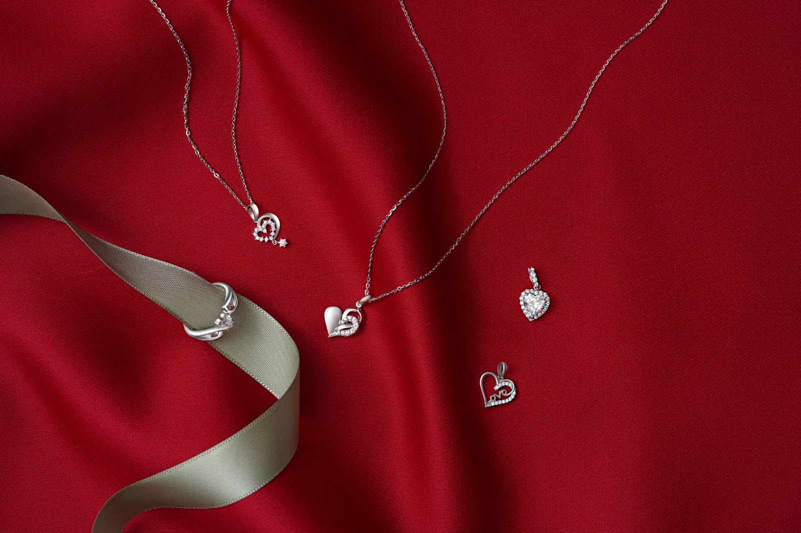 Trang sức làm từ vàng trắng và bạch kim có gì khác nhau