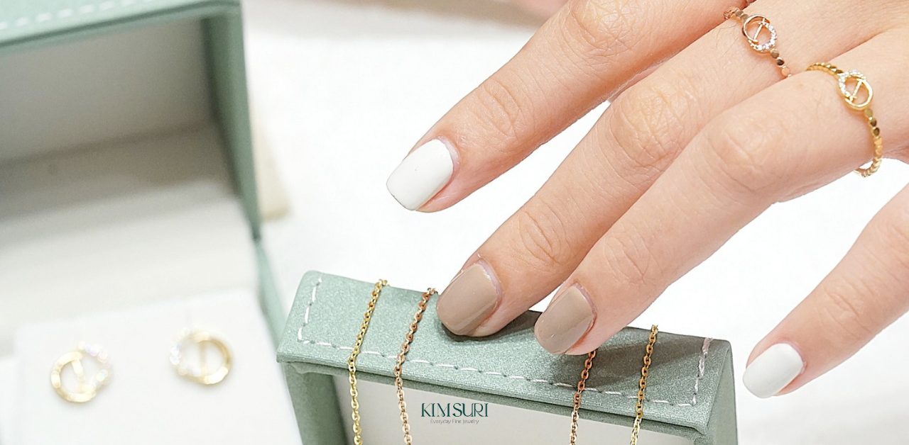 3 cách làm sạch trang sức vàng tại nhà đơn giản và đúng cách Sử dụng khăn mềm nhẹ nhàng lau trang sức