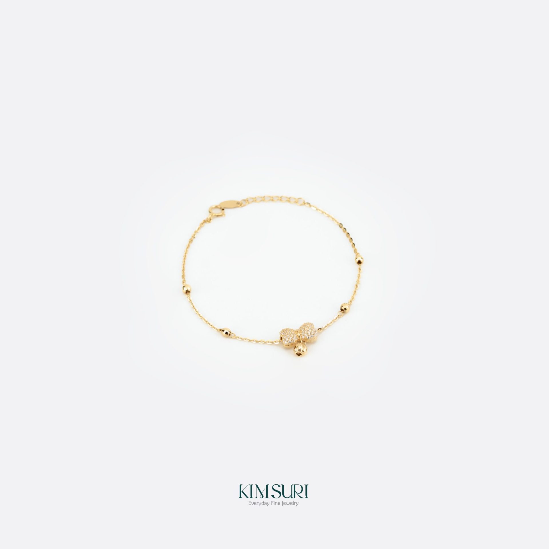 Nâng tầm phong cách với 3 mẫu trang sức vàng của Kim Suri Trang sức vàng 10K họa tiết nơ của Kim Suri