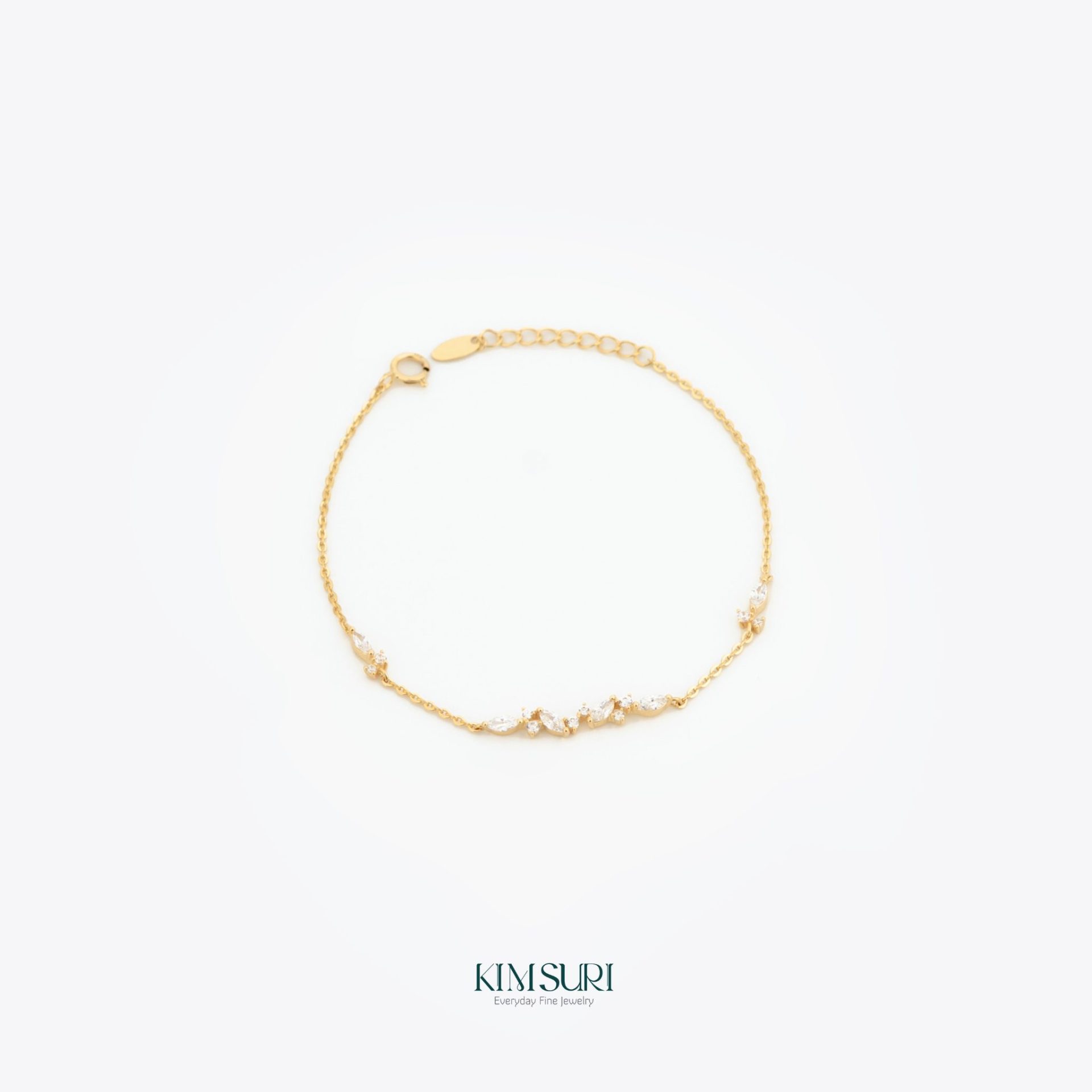 Nâng tầm phong cách với 3 mẫu trang sức vàng của Kim Suri Trang sức vàng 10K họa tiết hoa lá của Kim Suri